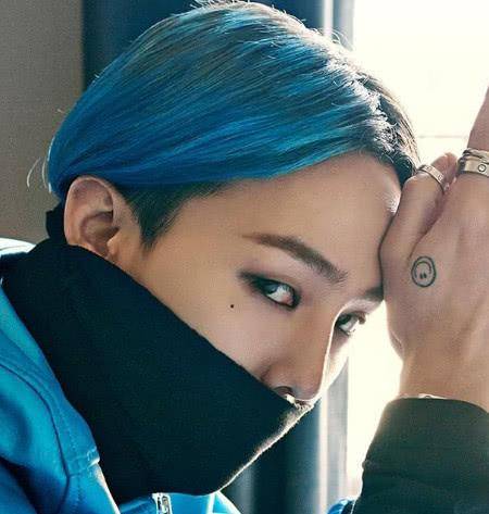 有一种判若两人叫权志龙卸妆了,浓妆完全把他的颜值给遮完了_手机搜狐