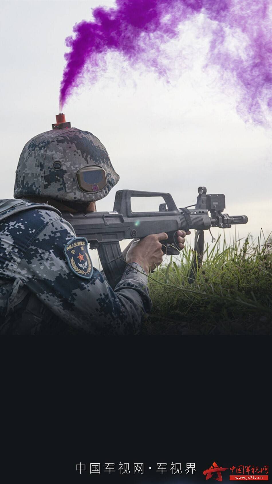 跨地域 锻利刃 空降兵学员全副武装伞降场面壮观