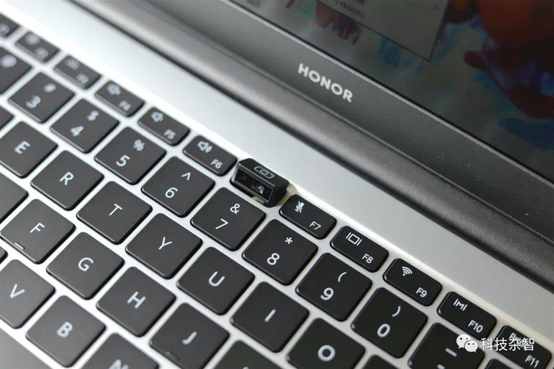 隐藏式摄像头也是令人惊喜的设计之一.