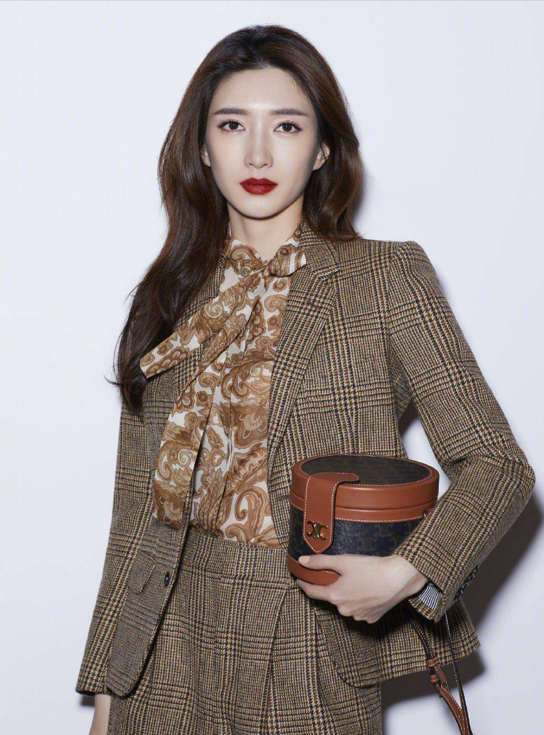 江疏影越来越有质感穿经典格子西装显成熟更显气质和霸气