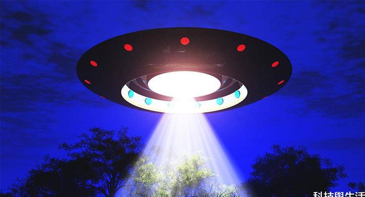 美国上空现不明发光物体,井然有序的排着队,是传闻的ufo吗?