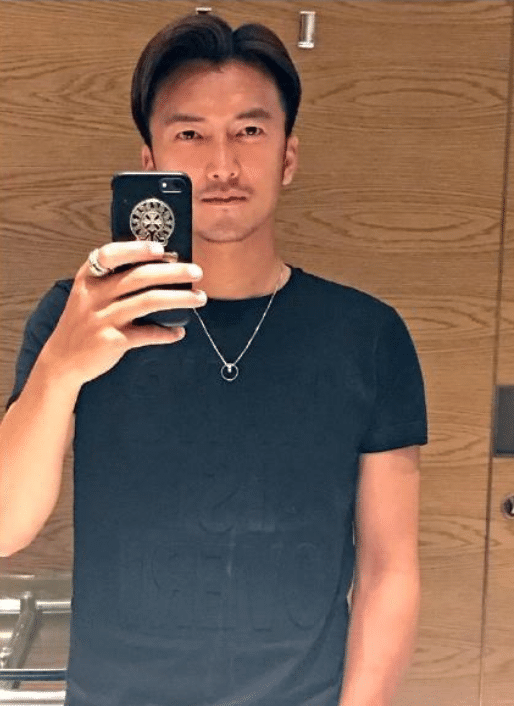 他本是快递员小哥,因神似谢霆锋迅速走红,如今年入百万_易波