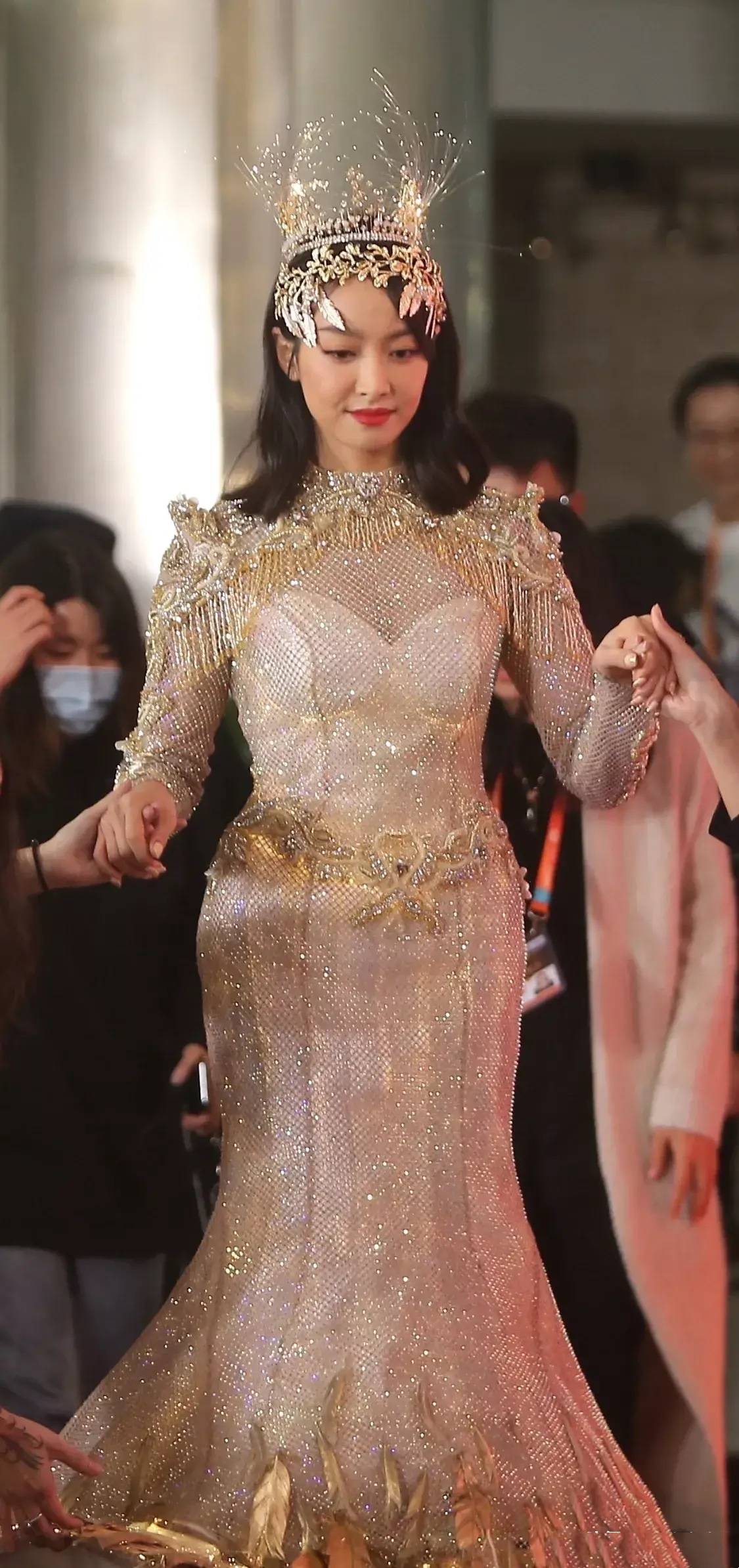 宋茜金鹰节精修图太惊艳,身材丰满还有凹凸曲线,现场身材却显胖