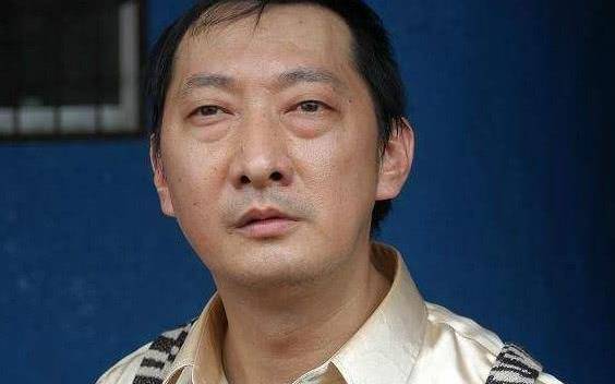 任贤齐的至交,拍戏成谐星,能模仿半个娱乐圈,妻子还小他17岁