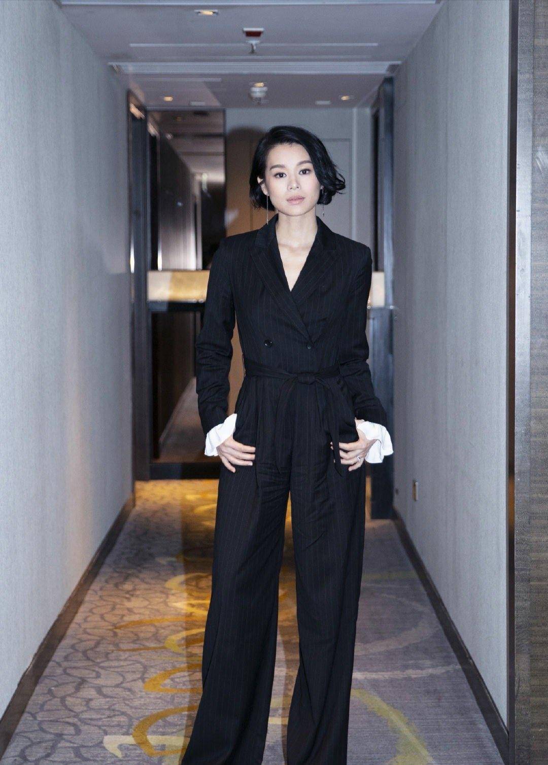 胡杏儿真是穿搭女神,穿条纹连体衣配花边袖衬衣,高级干练又甜美