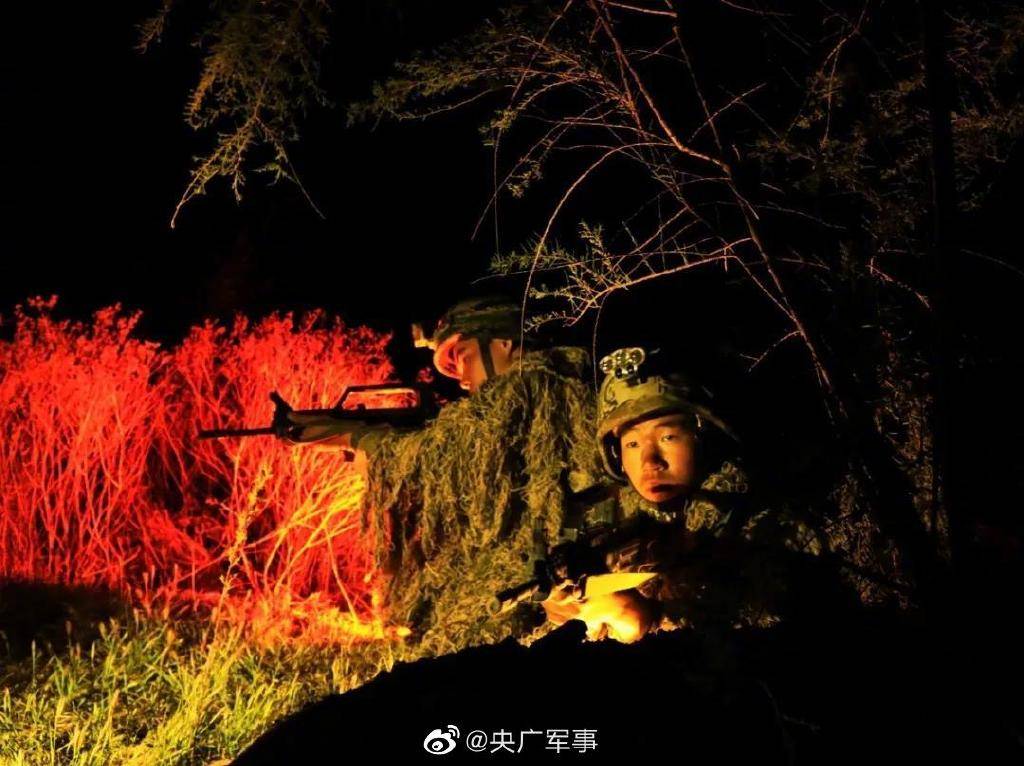 2020-10-18 10:38:58 1 / 12 近日,陆军第79集团军某防空旅远赴西北