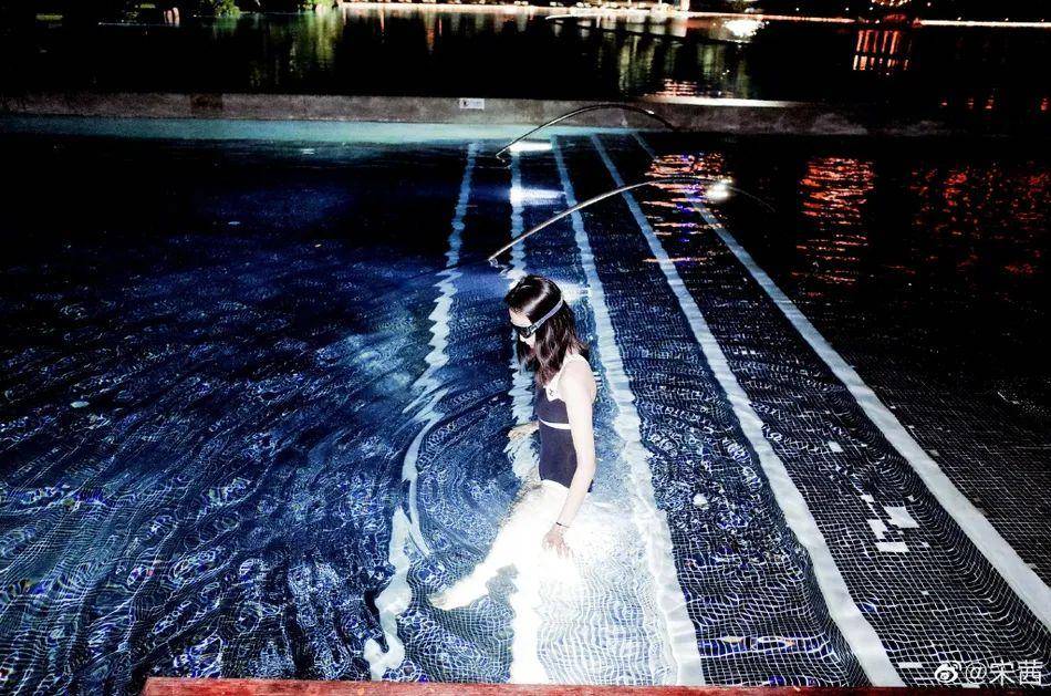 宋茜懒理赵露思讽刺道歉!晒泳装照大秀长腿性感迷人