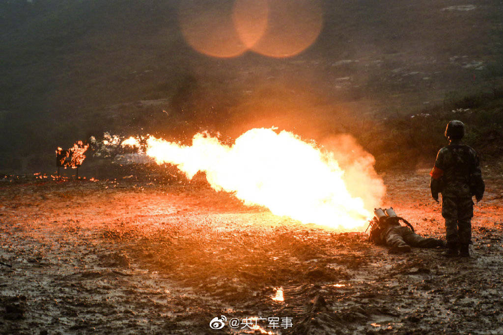 火龙出击!多角度实拍陆军喷火训练