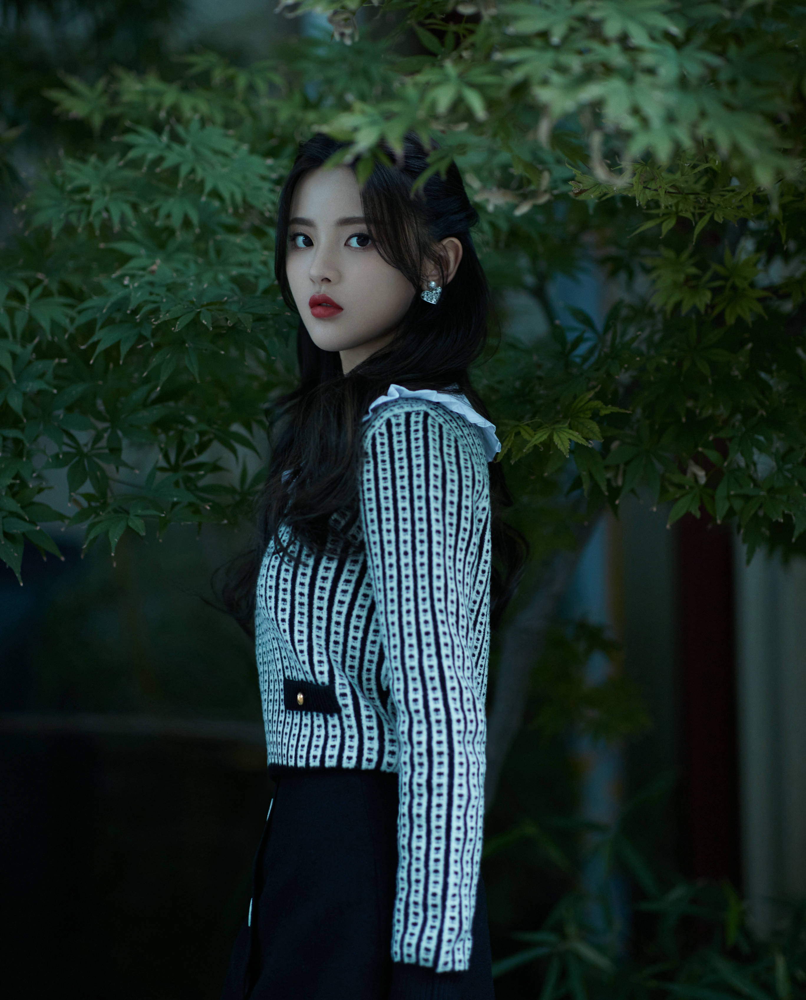 杨超越搜狐娱乐讯 近日,前火箭少女成员杨超越评论了r1se成员何洛洛的