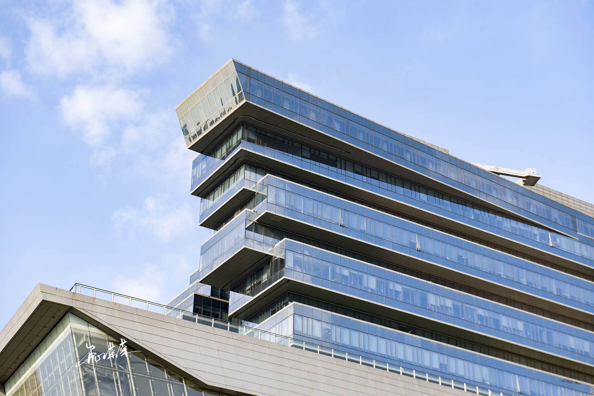 广州最奇葩大楼,下面是棺材上面是金条,而且有两座,还一模一样