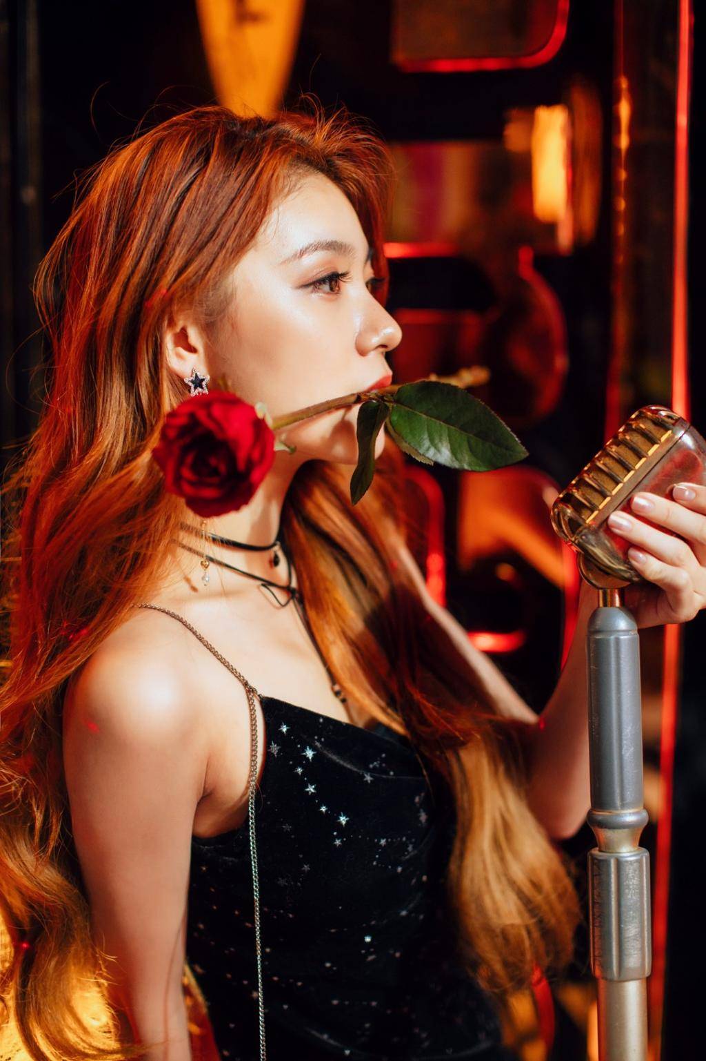 一组ktv里的人像摄影图集