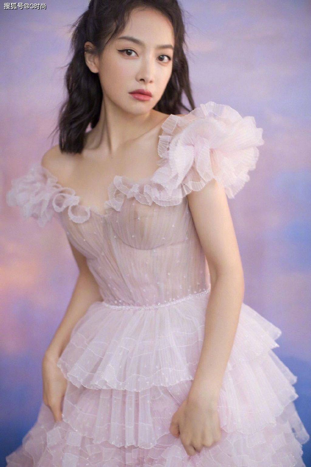宋茜身穿粉色云朵裙梦幻无限,满满的公主范