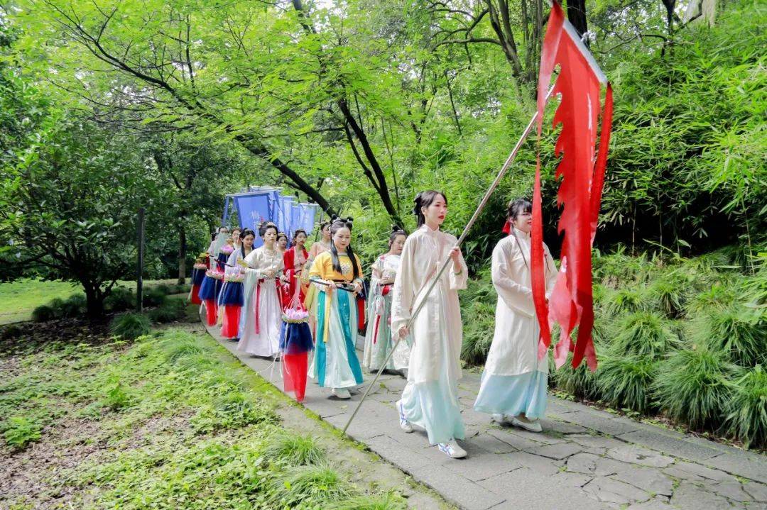 虎丘花神苑正式開園,這幾天的活動熱鬧非凡花神巡遊,文創集市新穎好玩