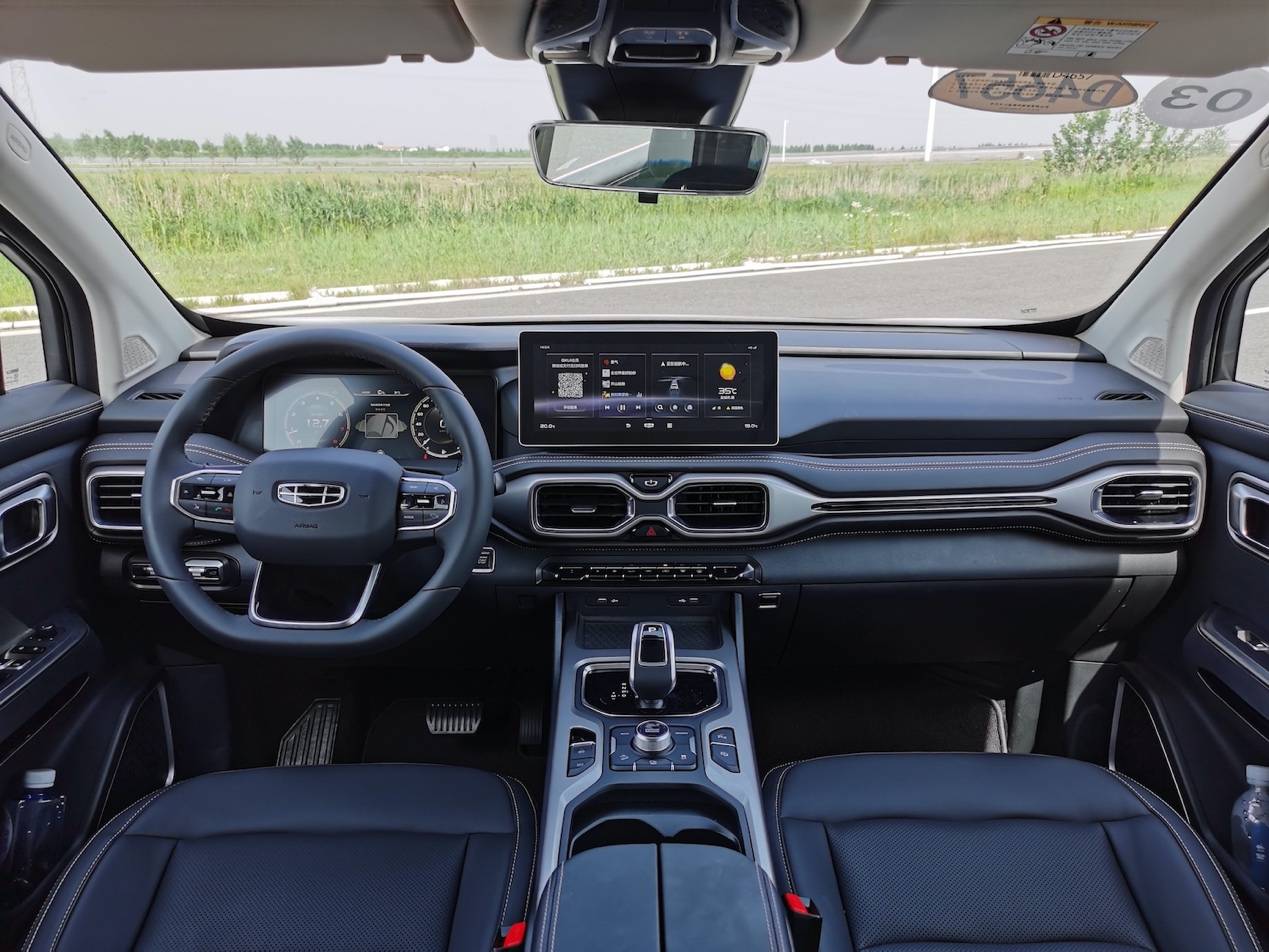 吉利豪越内饰中控台