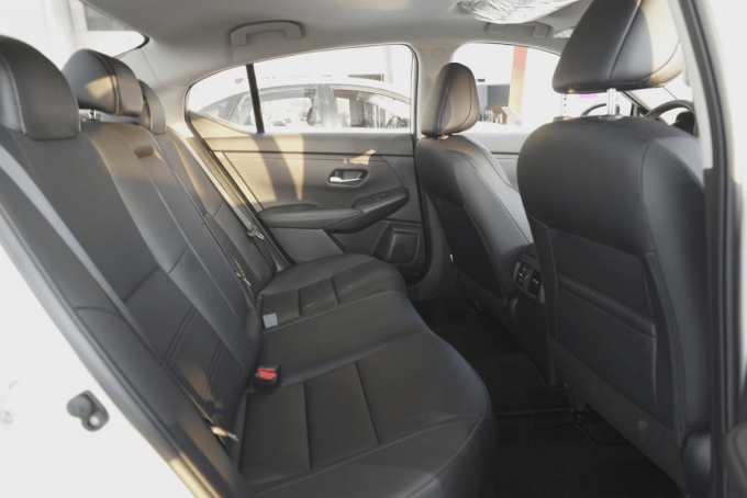 轩逸后排乘坐空间