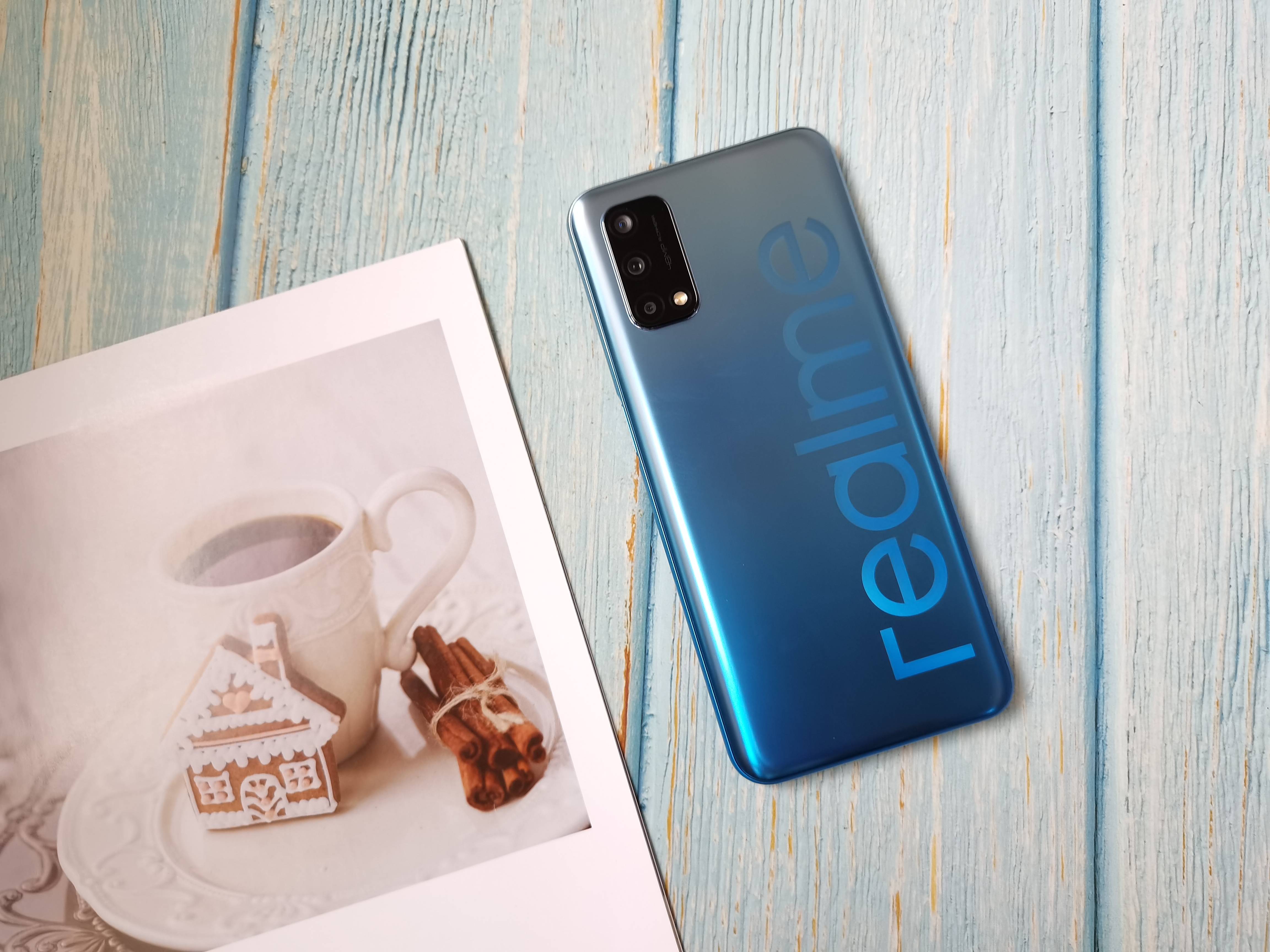 作为一款千元5g手机,realme真我q2在设计上并没有随便敷衍了事,反倒在