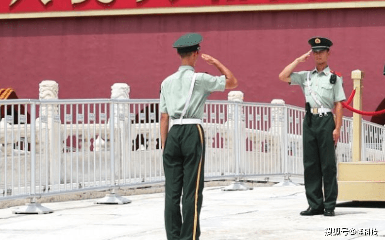 我国士兵站岗时有2个人,为何只有1人拿枪?20多年前的教训太深刻
