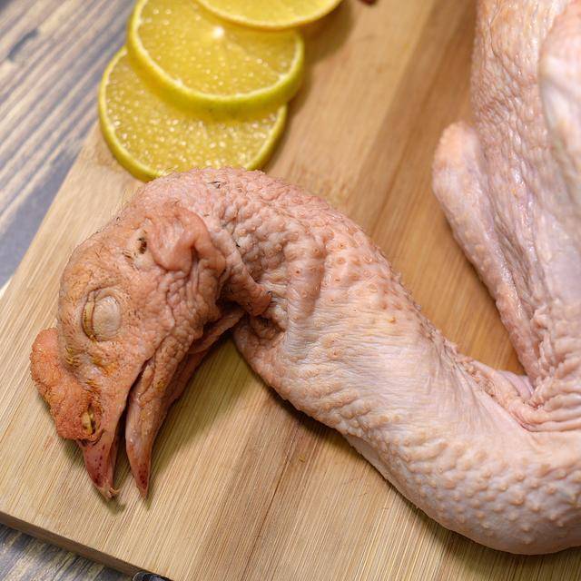 云南斗鸡肉怎么是红色的?难道其中有添加?_手机搜狐网