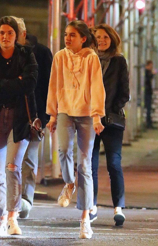 九分的裤管露出苏瑞那超纤细的脚踝,腿长手长的她