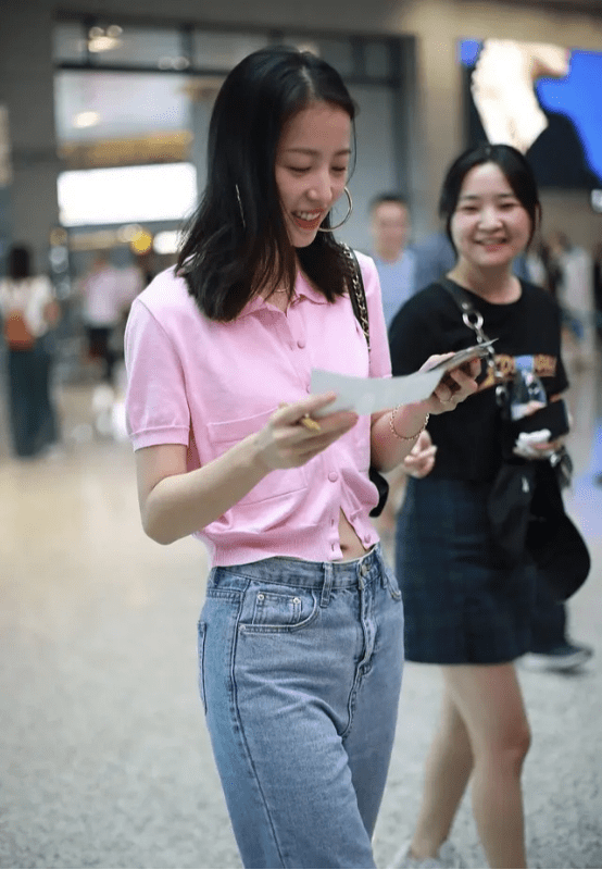 周雨彤身材真好,身穿粉色短衬衫配牛仔裤秀身材,比例太优越