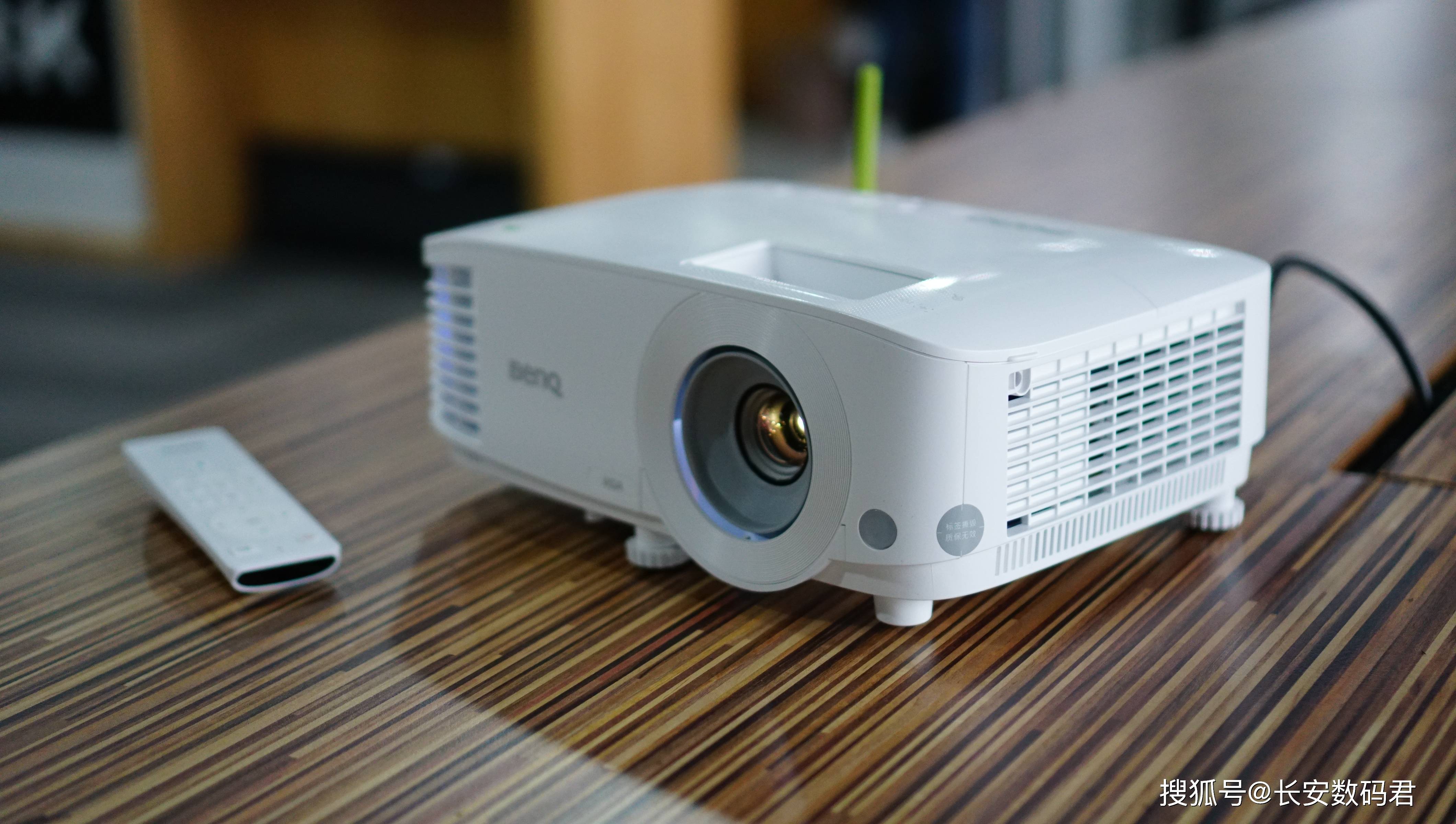 明基e530投影仪家用办公两相宜