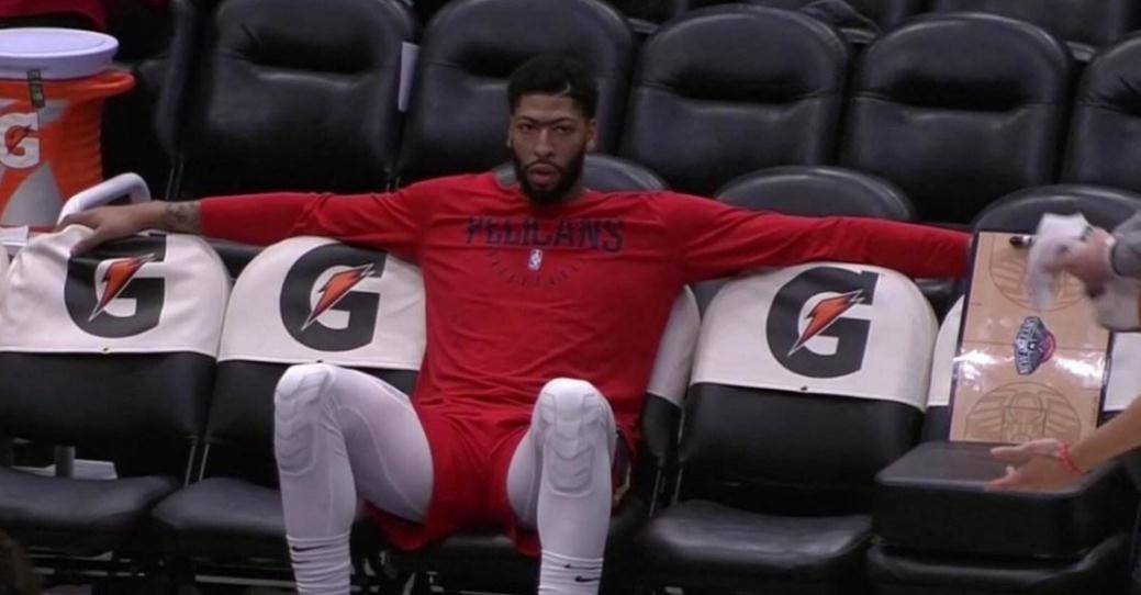 同样也是一个臂展怪,之前有球迷拍到浓眉哥坐在座椅上休息的照片,图片