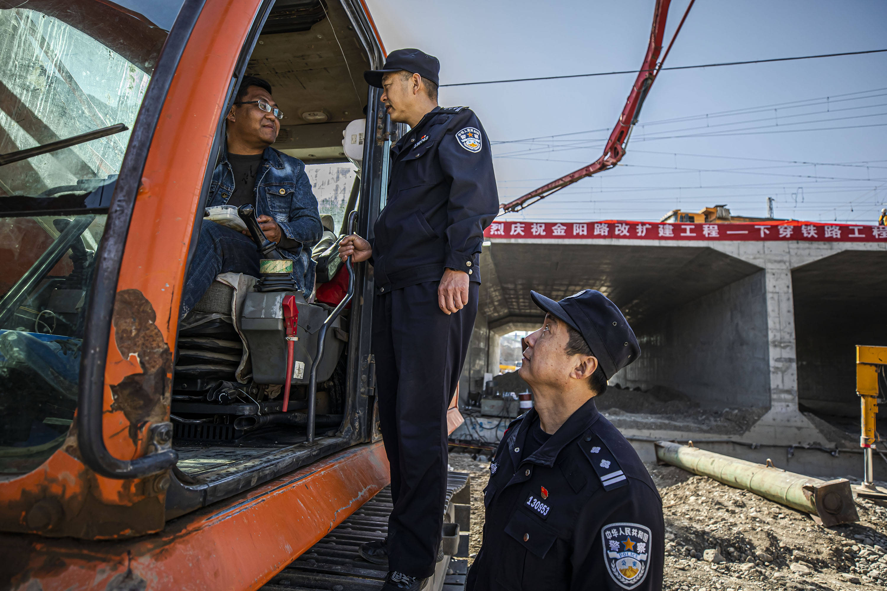 新疆铁警护航铁路线路改造安全