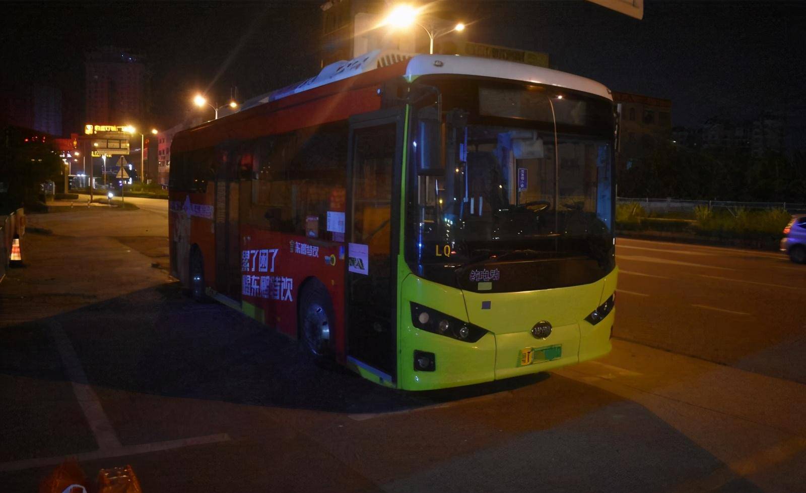 公交车竟与宝马车"斗气",司机已被停职