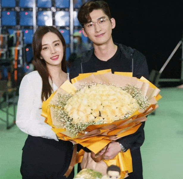 张翰被爆新恋情手捧鲜花幸福依赖在对方身旁网友好甜蜜