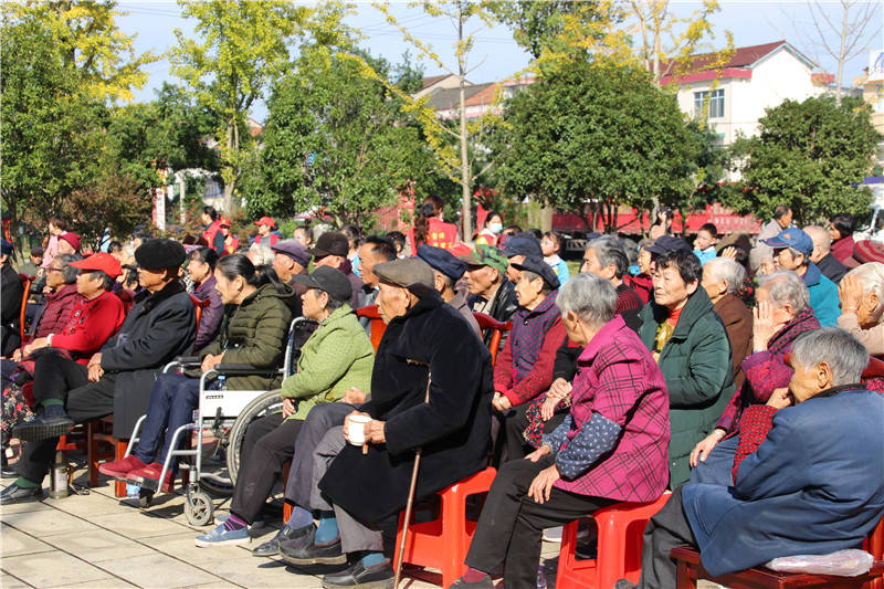 浓浓敬老情常德市武陵区新坡社区开展欢度重阳节文艺活动