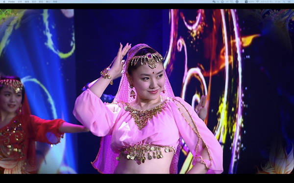 歌手肖洋早年舞台剧照曝光 西域风情范儿十足