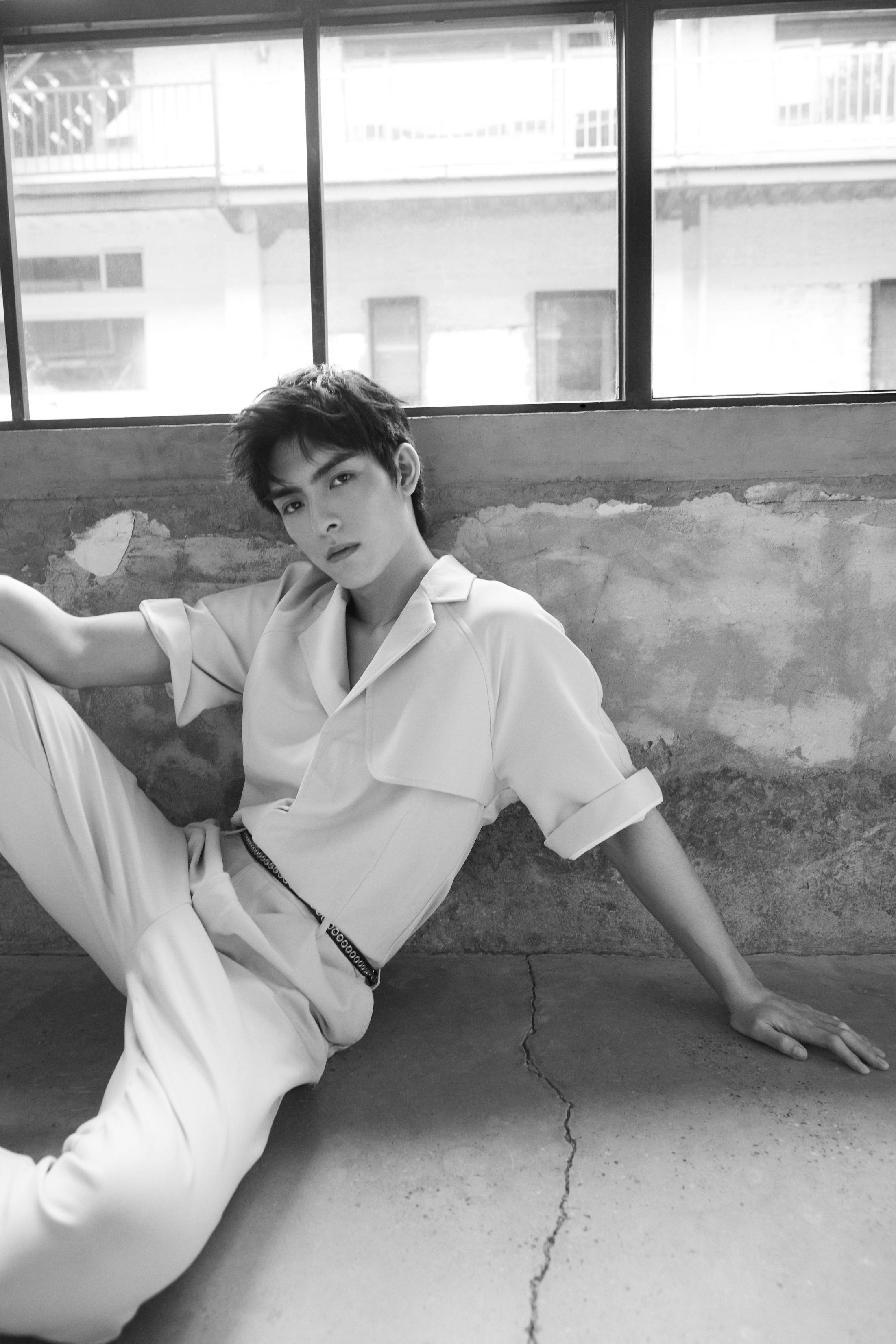 王皓轩工装连体裤写真曝光 "盐系"少年个性十足