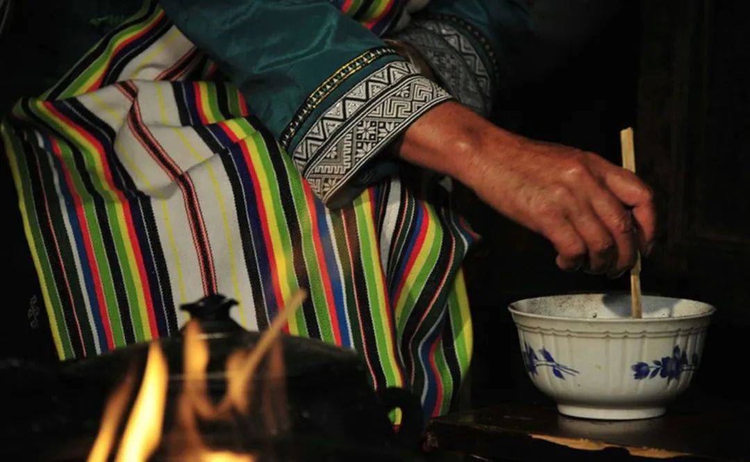 民族滇峰秀丨独龙族云南秘境怒江江畔的古老民族为2020环滇跑者跳起