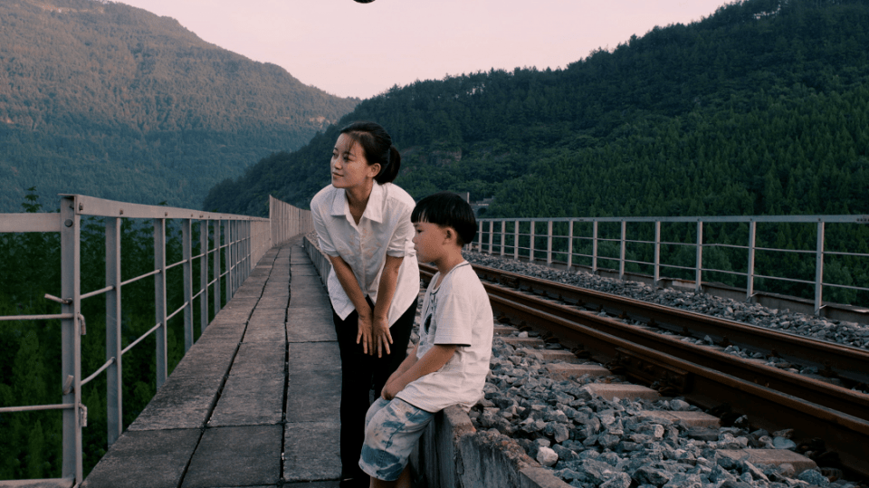 《山花绽放》:像山峦一样坚毅,像花儿一样绽放 《山花绽放》:像山峦一样坚毅,像花儿一样绽放