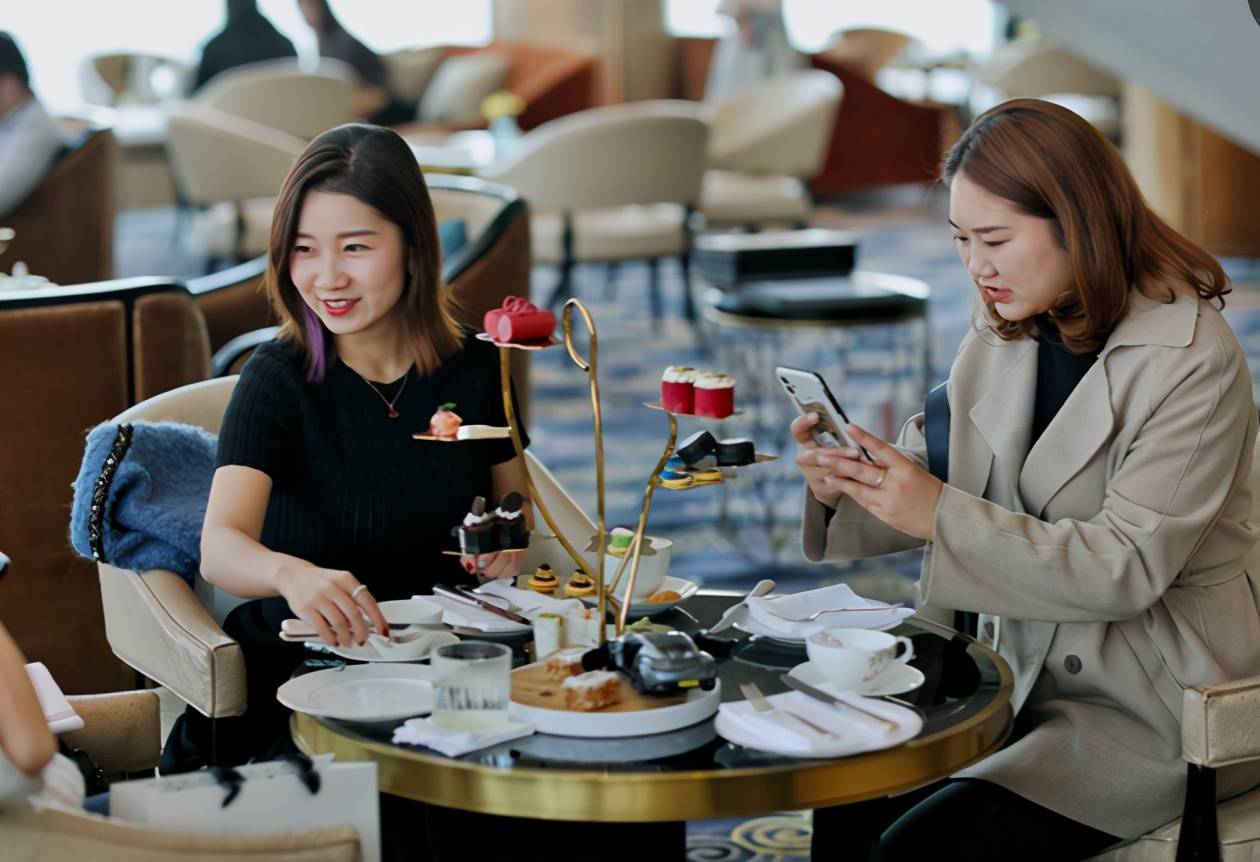 成都华尔道夫酒店阿斯顿马丁推出主题联名下午茶