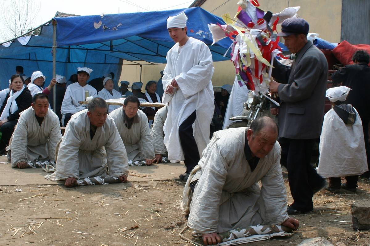 前妻未嫁,老丈人死了要去吗?