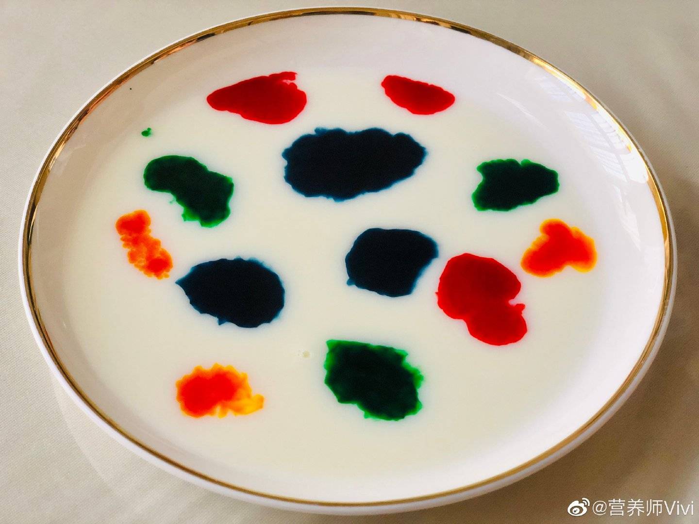 原创食育小游戏 | 牛奶瞬间变彩虹?奇幻瑰丽孩子超喜欢