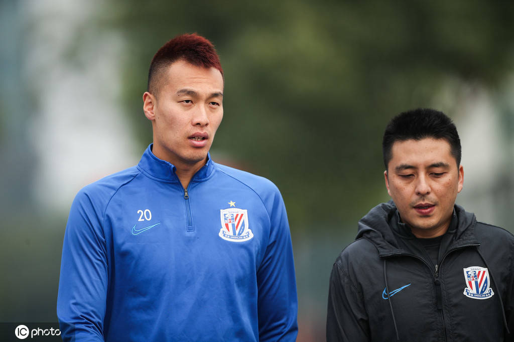 高清:申花备战中超 老将冯潇霆拉伸训练开心畅聊