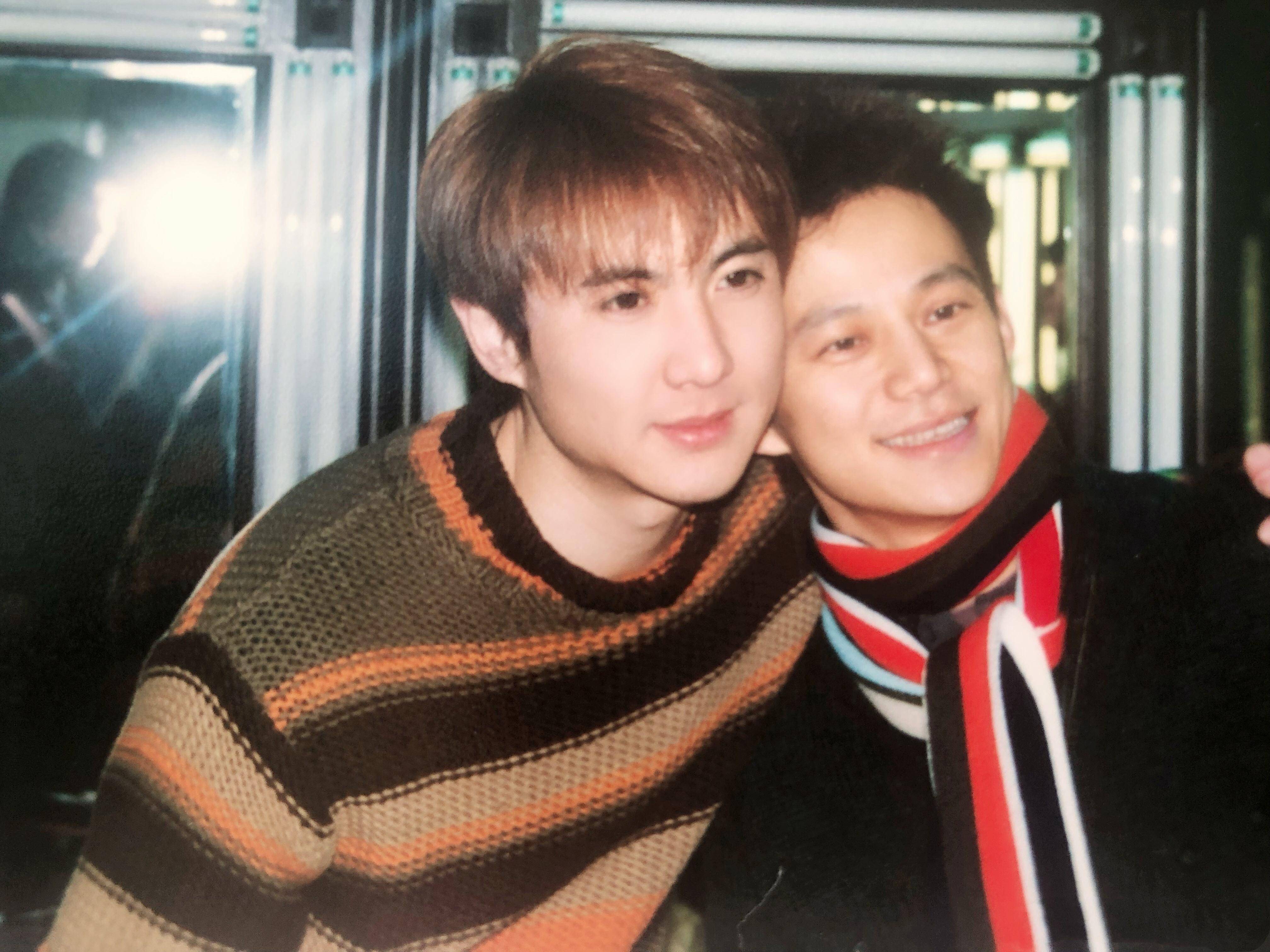 贾玲晒沈腾童年照为他庆生,亚太最帅面孔当之无愧,从小就是标准脸