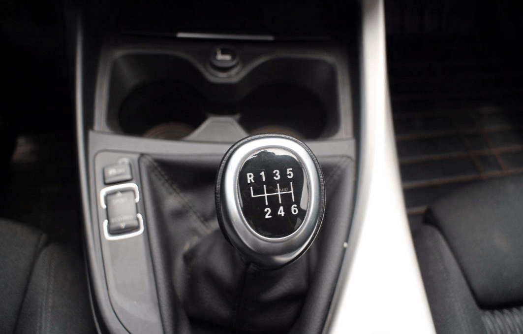 开手动挡的车下坡要不要踩离合