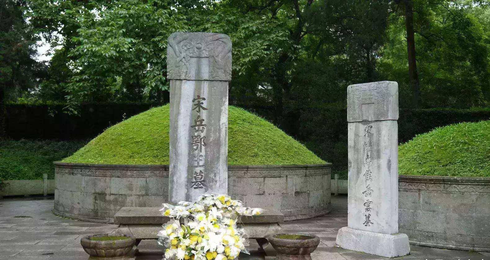 美丽的西子湖,也因岳飞墓庙所在而增色.