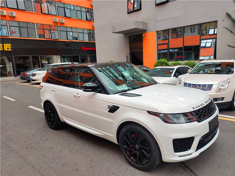 路虎改装:路虎揽运加装电动踏板/轮毂卡钳改色/车顶贴膜无菊纹钢琴黑