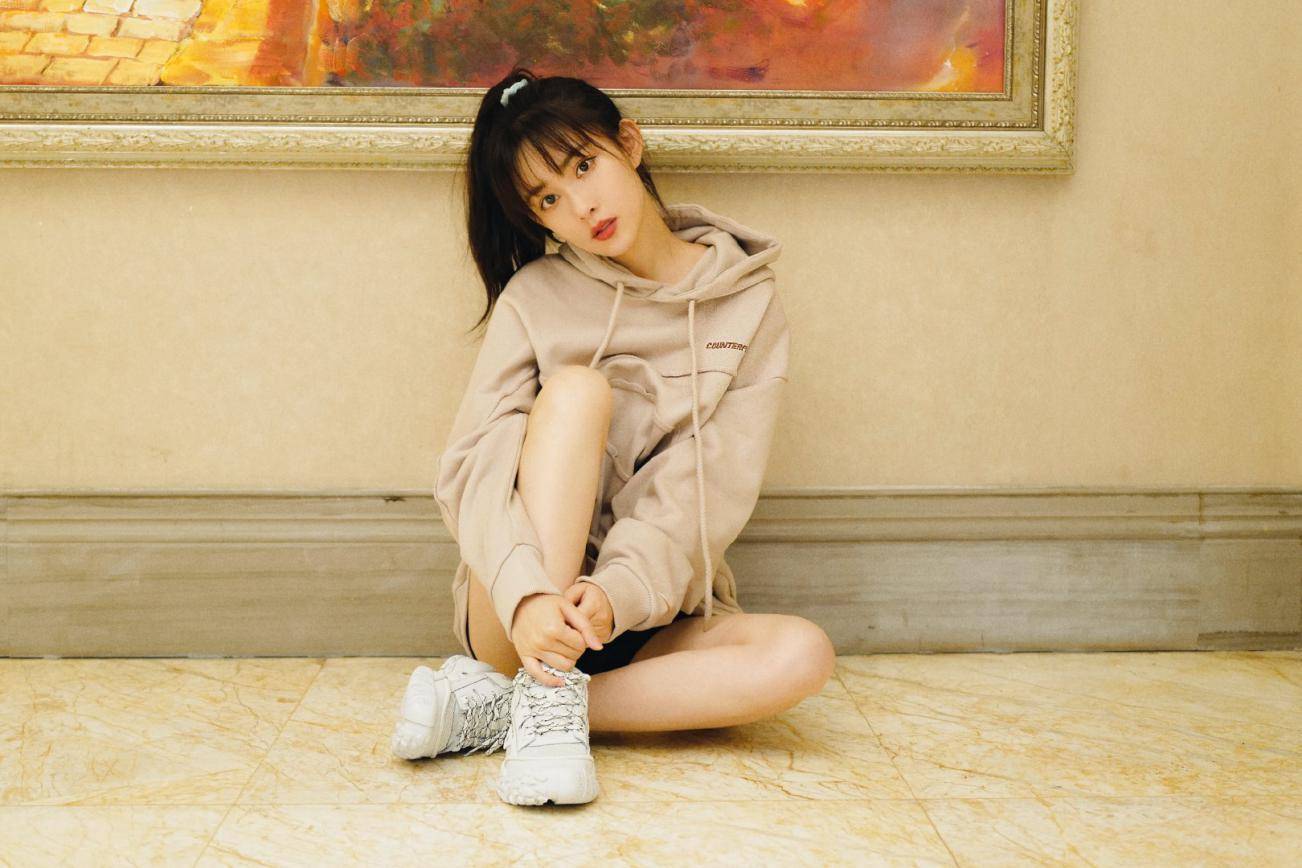 原创孟子义曝光绝美秋日大片蕾丝心型衬衫搭星星裤丸子头减龄干练