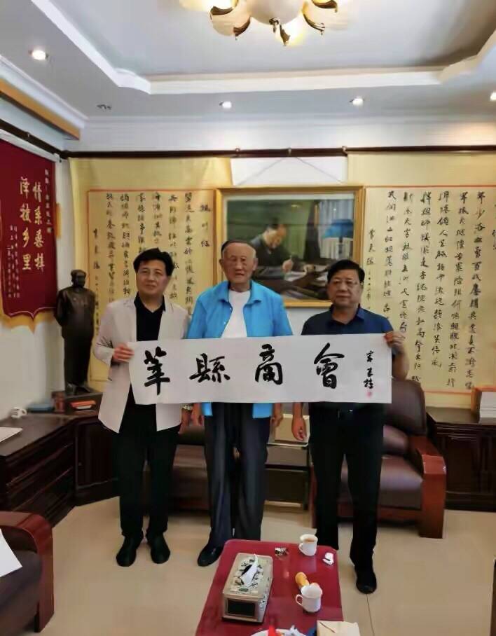 李老热情接待了莘县北京商会名誉会长赵章代,秘书长张九庆及商会成员