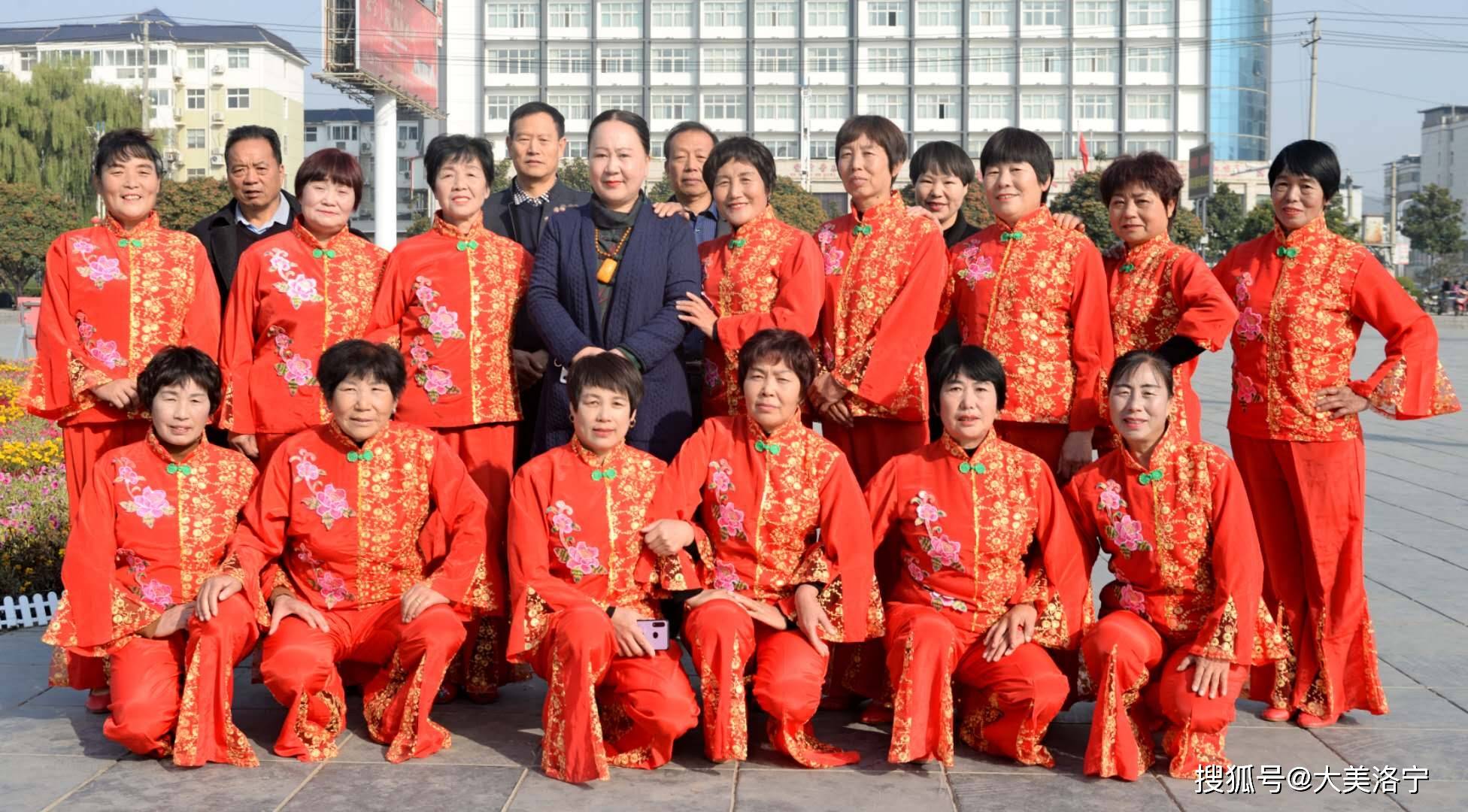 洛宁县隆重举办重阳节广场舞展演活动