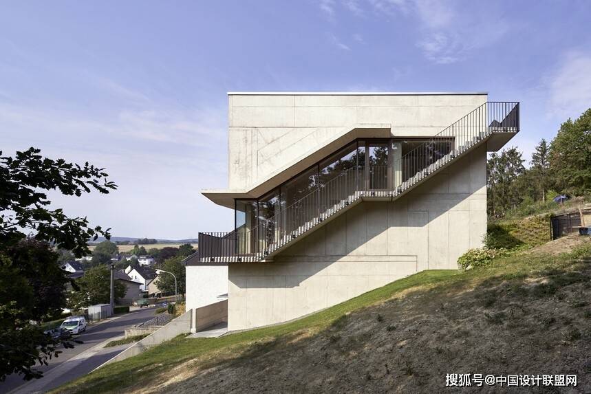 斜坡住宅,看一看德国现代别墅长什么样_房子