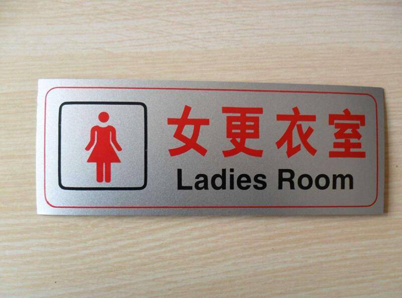 原创妈妈带儿子进女更衣室遭年轻人反对妈妈聪明的举动让大家笑了