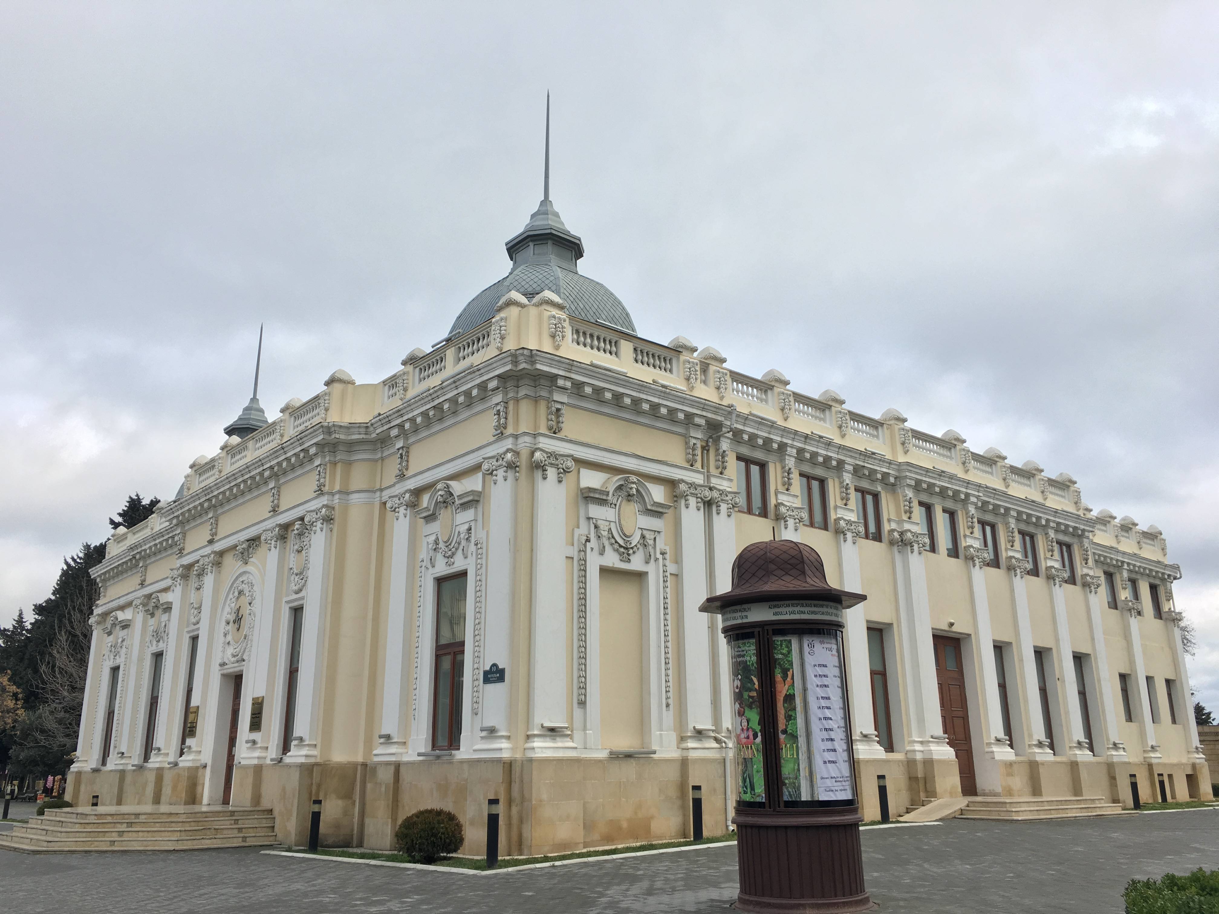 慵懒地坐在巴库城的角落喝杯本地茶细品这座古城的悠久历史