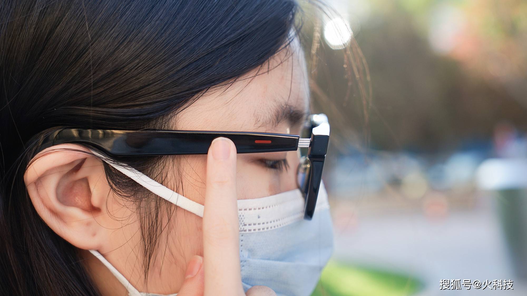 上手华为智能眼镜:听音乐打电话,还能高清录音?