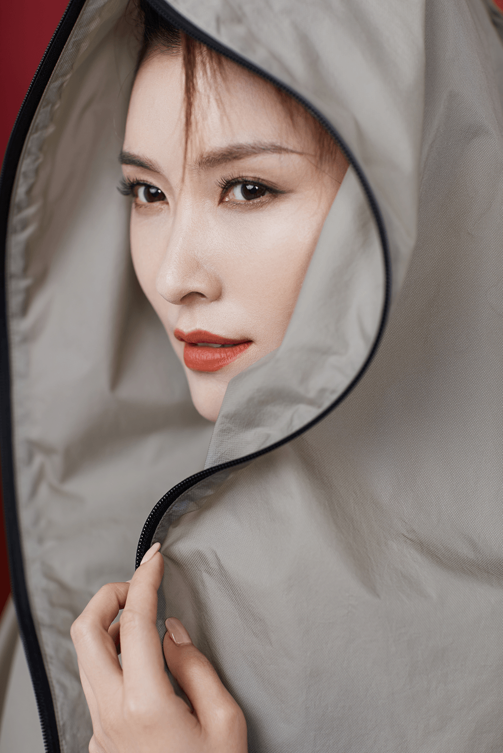 徐洁儿披风酷飒写真曝光 风格突破备受好评_手机搜狐网